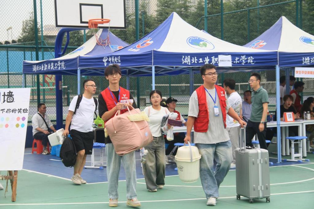 機(jī)電工程學(xué)院喜迎2024級新生，貼心服務(wù)助力夢想啟航